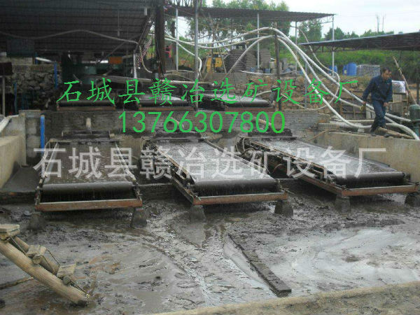 供应全自动绒面毛毯选矿机    振动毛毯尾矿摇床    江西毛毯机