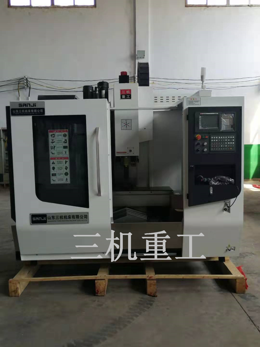 山东三机模具加工中心VMC640立式加工中心 三轴线规 台湾精品配置