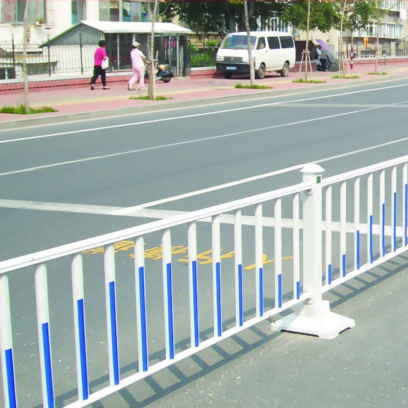 道路护栏隔离栏公路市政隔离移动围栏锌钢交通设施防护栏定制批发