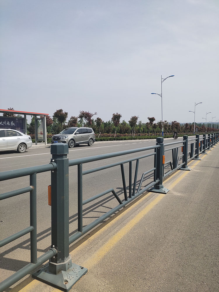 云滴供应城市道路护栏 临朐道路护栏厂家