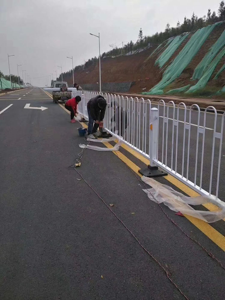锌钢道路护栏 交通马路锌钢道路护栏 锌钢道路护栏厂家