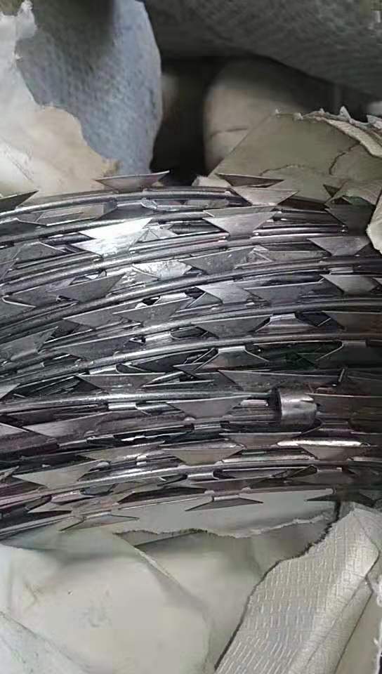 厂家直销铁路吓阻攀爬刀片刺绳机场高铁防护刺绳