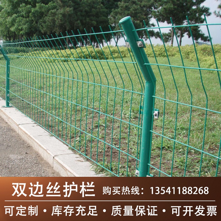 生产加工双边丝围栏网批发高质量浸塑高速公路护栏网