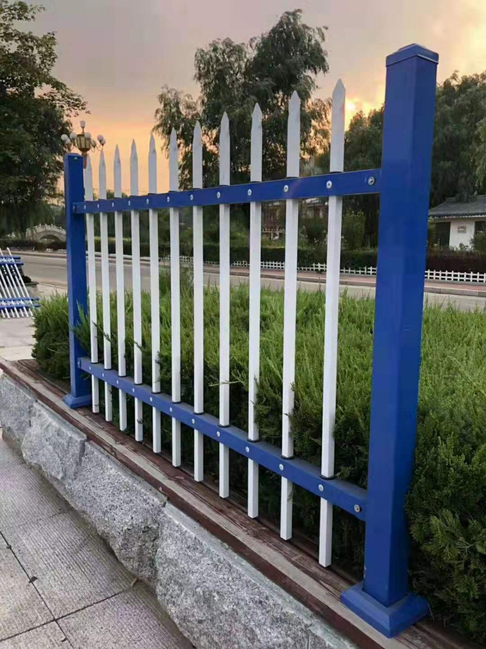 锌钢护栏厂家_批发庭院小区隔离锌钢护栏_别墅围墙_锌钢护栏
