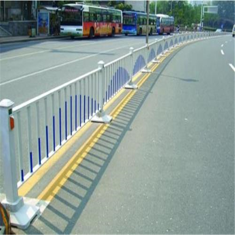 护栏_厂家中央广告版隔离护栏_市政马路城市公路锌钢道路交通护栏