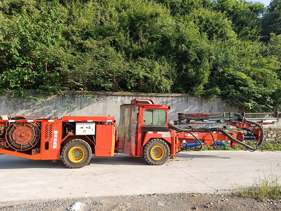 采矿凿岩掘进台车矿用凿岩台车掘进钻车隧道掘进台车履带凿岩台车采矿台车