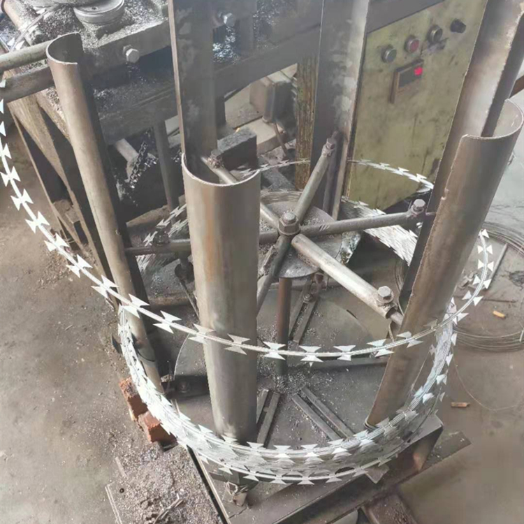 厂家供应 热镀锌铁藤棘不锈钢带刀片刺绳  可定制飞腾刀片刺绳