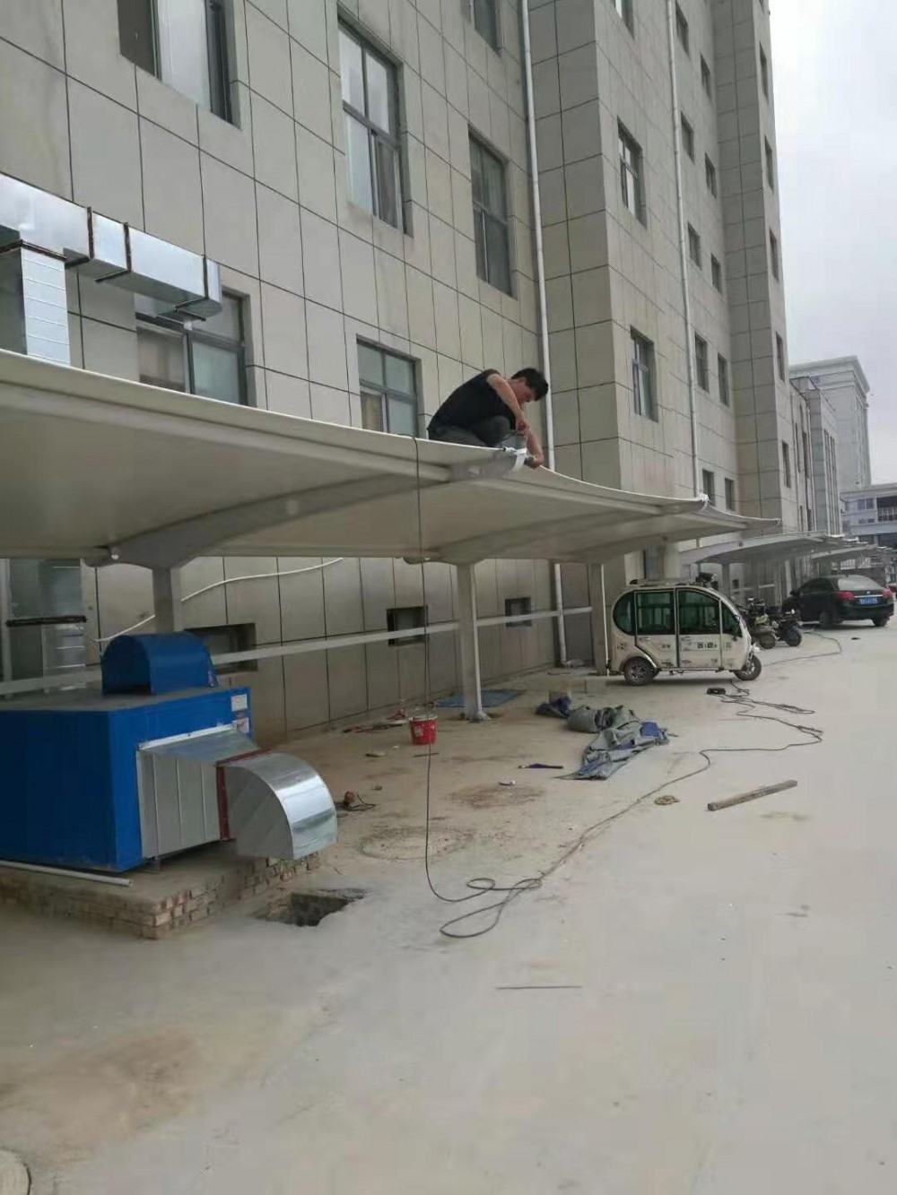 月阳膜结构停车棚_户外汽车车棚_膜结构工程_膜布停车棚加工