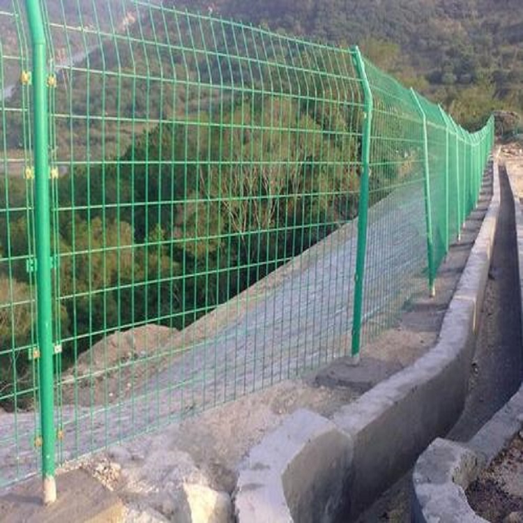 深圳批发铁丝围栏网公路围栏网圈地围栏网