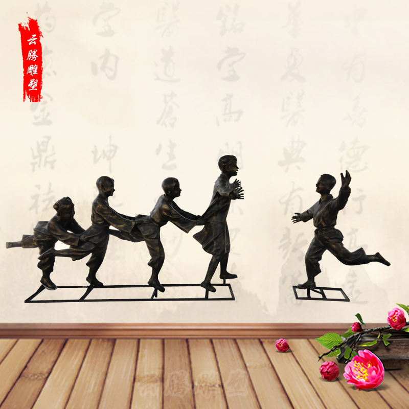玻璃钢仿铜雕塑 小孩玩耍雕塑 老鹰抓小鸡雕塑小品 景观园林摆件