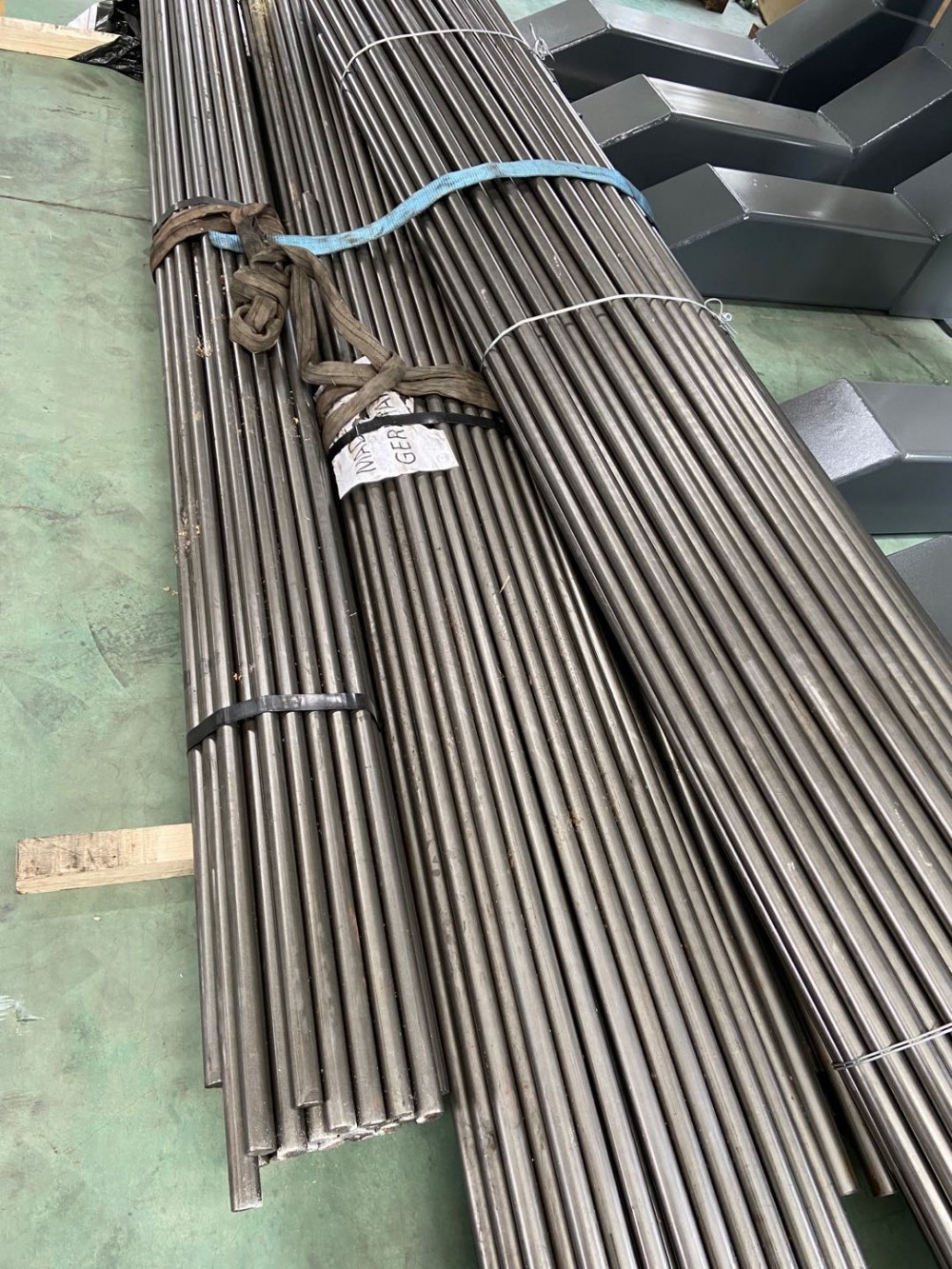 供应4140热轧圆钢现货库存价格优惠可剥皮车光磨光