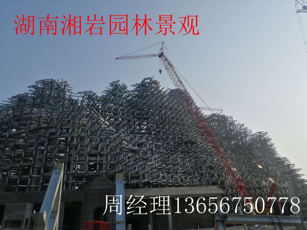 四川广场瀑布假山施工价格 湘岩塑石假山巧妙施工焕然一新