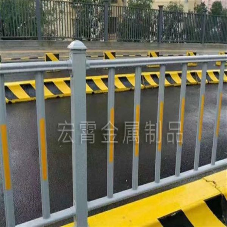 厂家定制市政防眩光道路护栏 S型板交通隔离栏 锌钢马路防撞栏杆