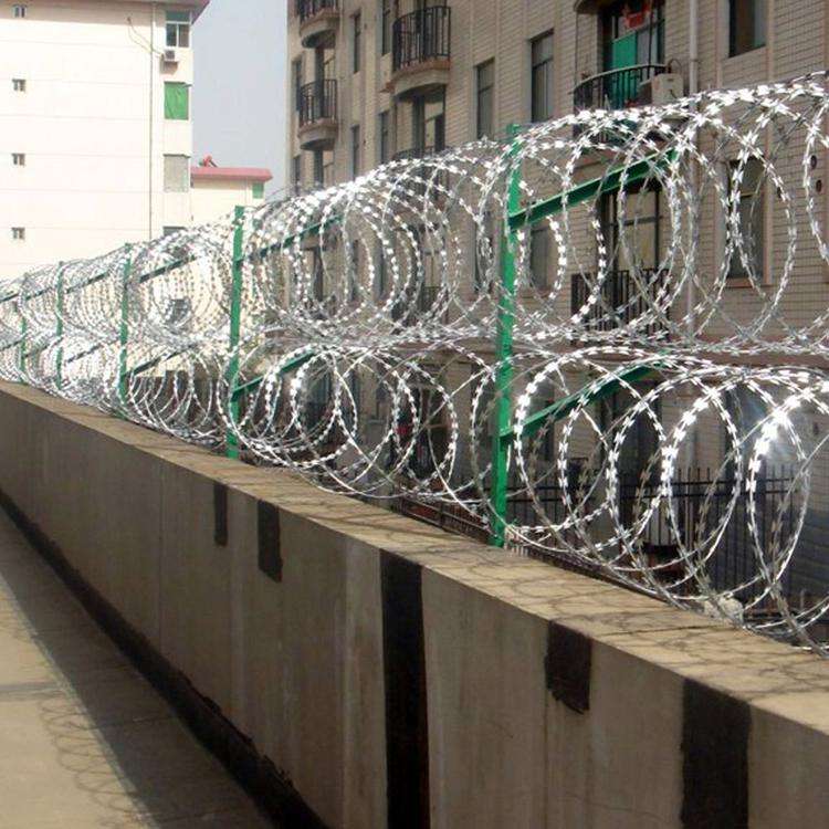 刺丝滚笼监狱防爬防护刀片刺丝围墙防盗铁路公路机场刺丝滚笼