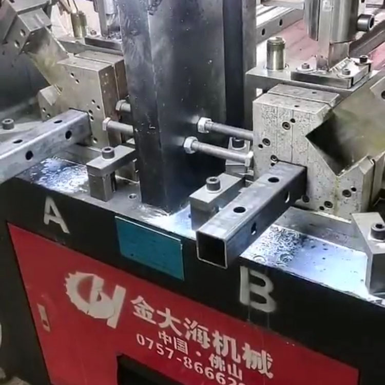 爬架方管冲孔冲断一体机 铝合金爬架数控冲孔机  全铝爬架数控冲孔机