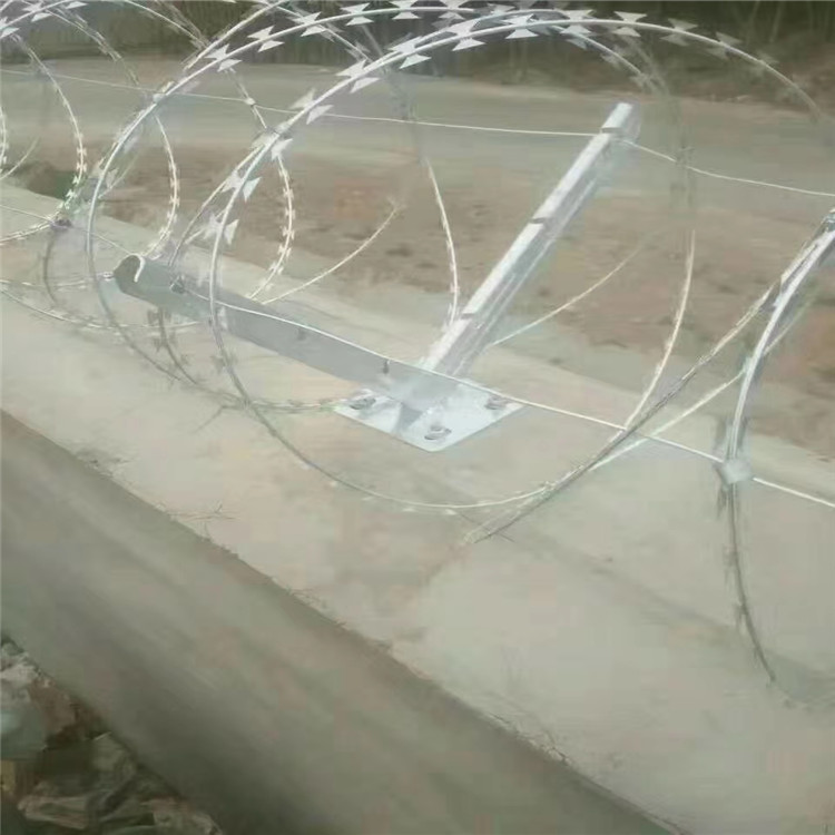 厂家供应 机场隔离网Y型安全防御网边境防攀爬刀片刺绳 可定制飞腾刀片刺绳