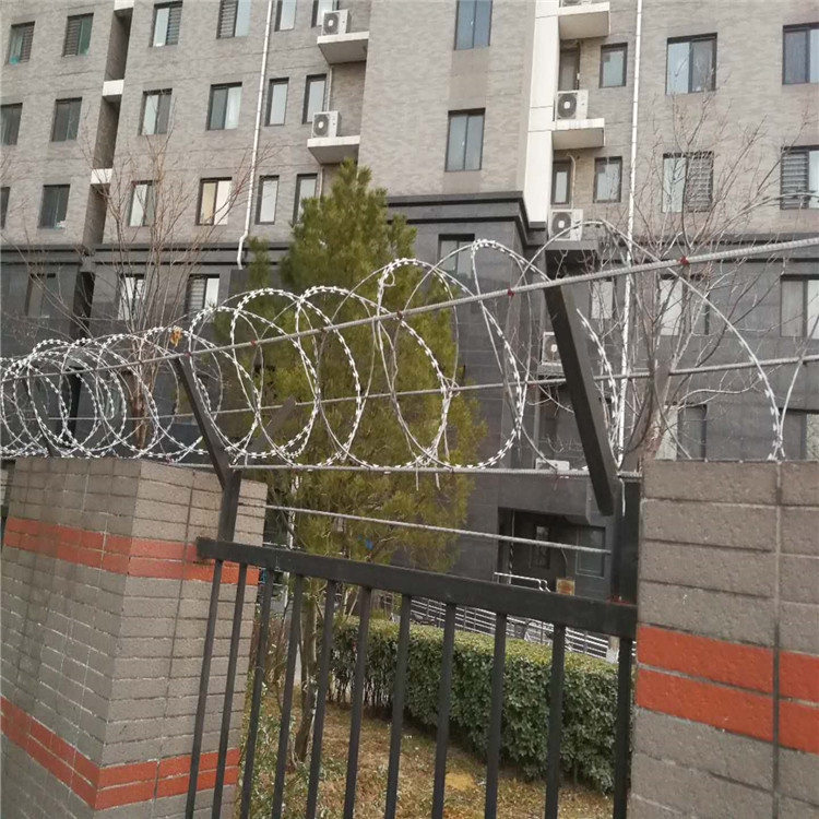 刀片刺绳供应 围墙防攀爬刺绳网刀片刺绳 飞腾 刀片刺绳