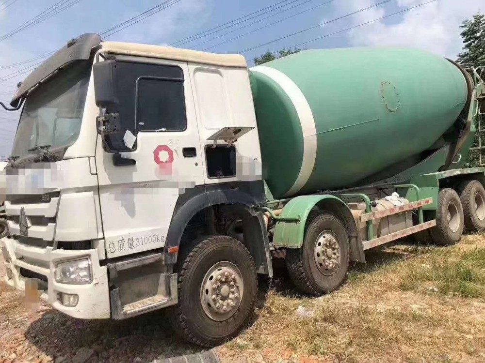 40台豪沃前四后八水泥灌车 国五 22方罐