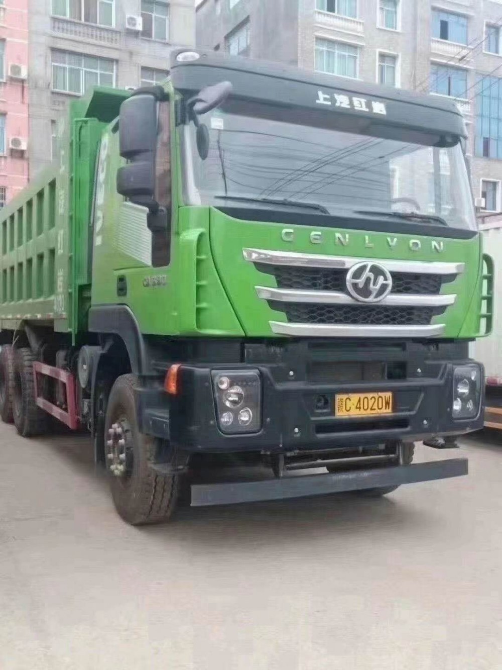 8个月的红岩杰狮 后八轮自卸车 国五  390马力  6.2米车厢下沉