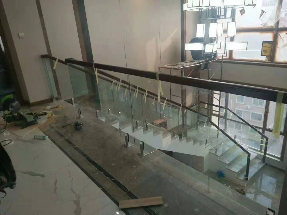 成都不锈钢阳台玻璃栏杆成都不锈钢阳台玻璃栏杆厂家