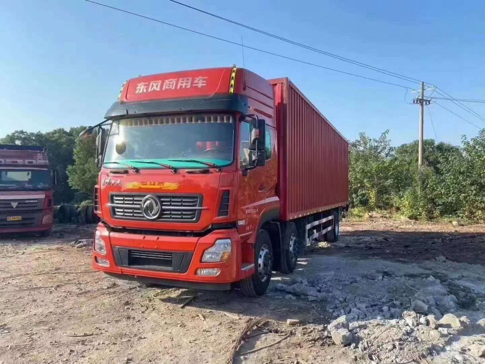 东风天龙前四后四9.6米厢式货车  快递车  国五
