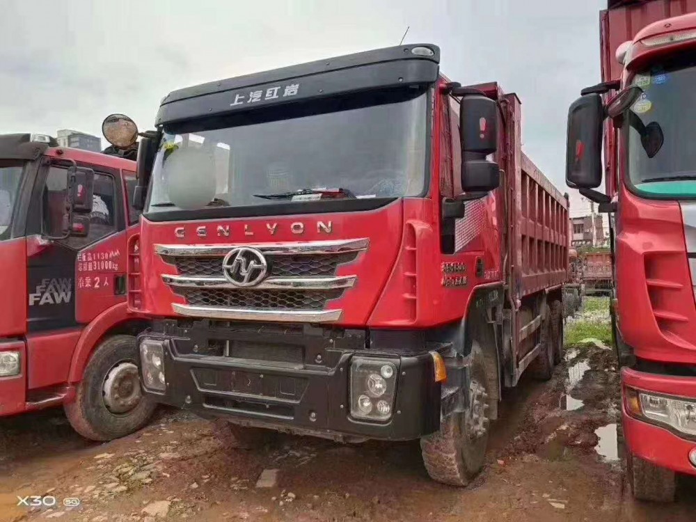 红岩杰狮后八轮渣土车