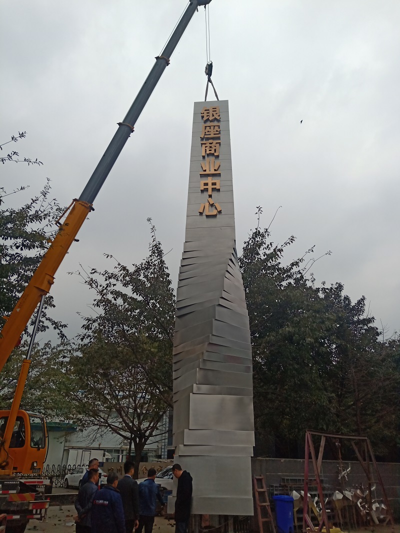 专注广告标识17年                 房地产精神堡垒价格