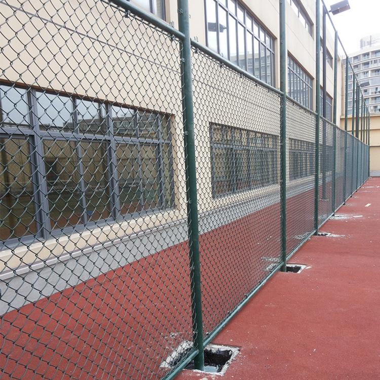 PVC勾花护栏网 河北厂家直销篮球场体育场围护网