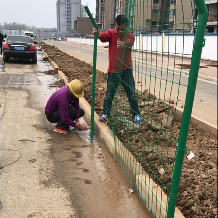 公路铁路两旁安全隔离框架护栏网 园林养殖场圈地浸塑护栏网