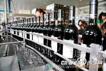 青州红酒玻璃瓶贴标封口机 葡萄酒灌装机械贴标机包装设备厂家