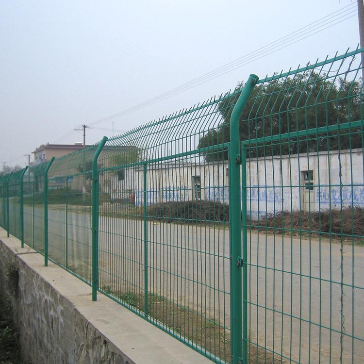 云南昆明铁路框架护栏网浸塑安全围墙护栏网铁丝网防护栏厂家批发