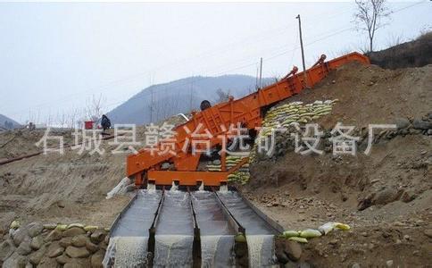 厂家供应振动筛洗金设备   新疆河道沙金洗选毡金溜槽