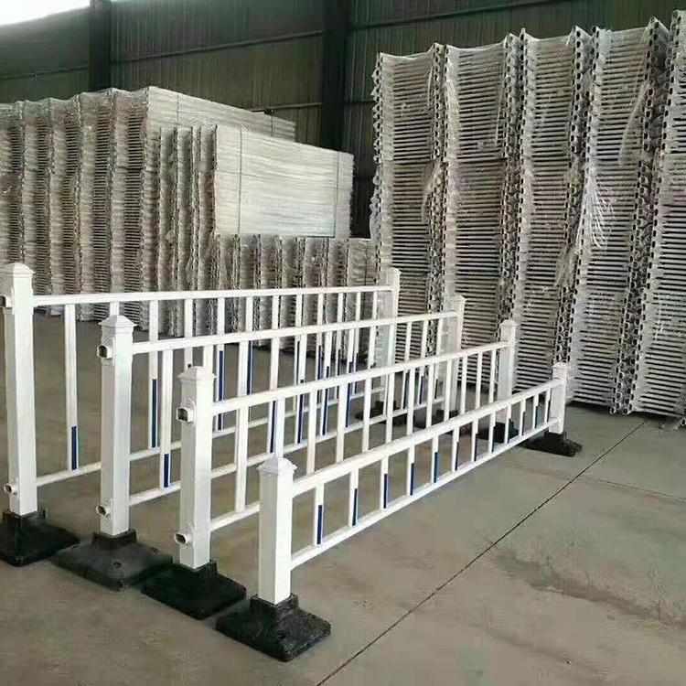 云南昆明厂家隔离栏锌钢护栏规格齐全 小区隔离围栏规格齐全
