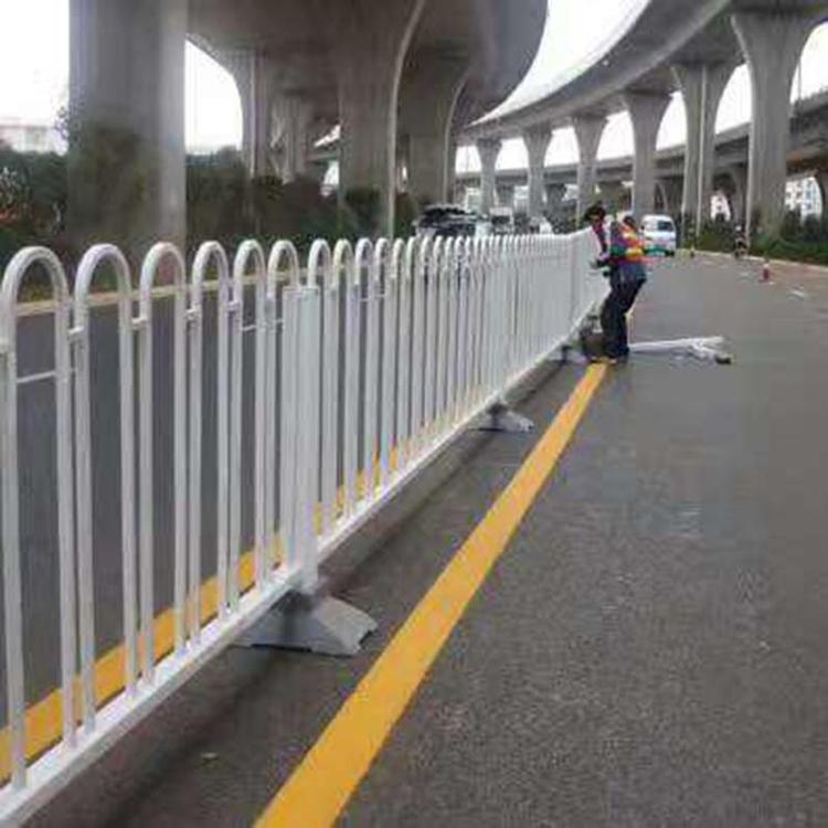 云南昆明云南昆明隔离栏锌钢护栏规格齐全 阳台护栏规格齐全