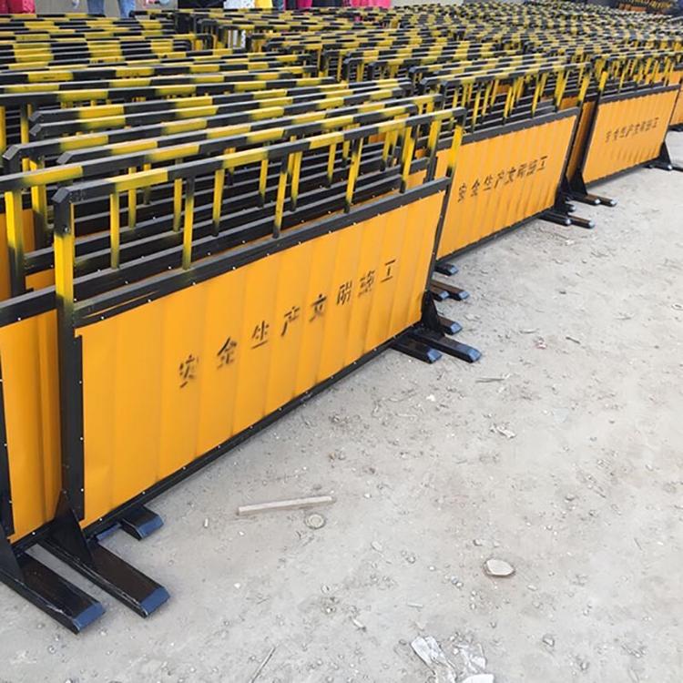 批发红白铁马护栏市政道路可移动隔离栏栏临时道路施工可定制