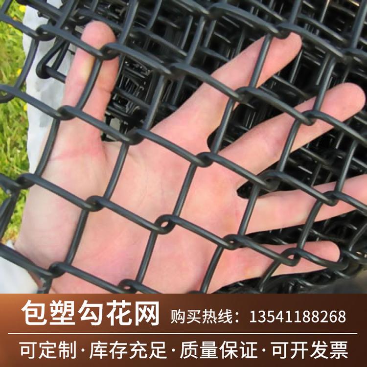 厂家直销篮球场包塑勾花网  学校组装隔离体育场运动操场防护围栏