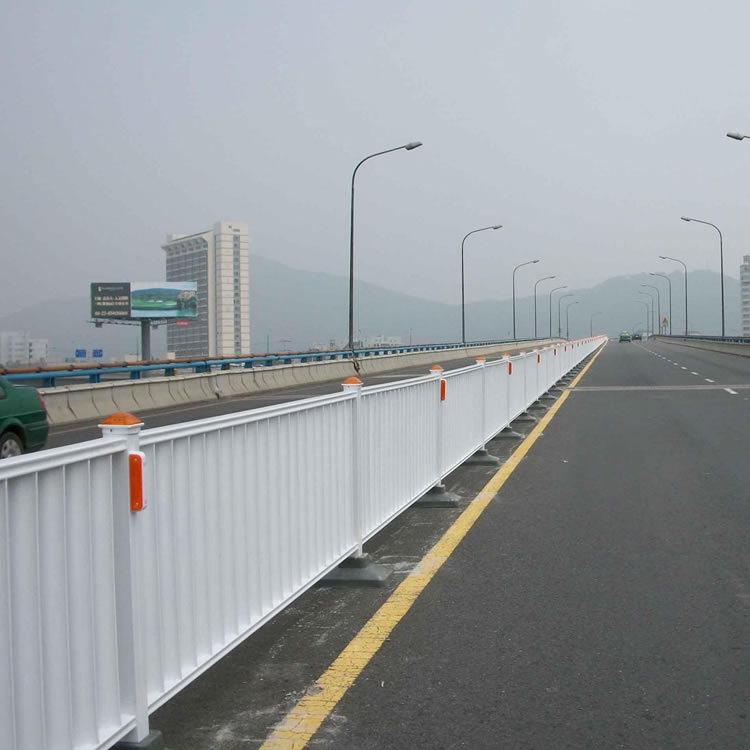 道路护栏公路市政隔离栏马路锌钢护栏围栏交通设施防撞护栏西安销