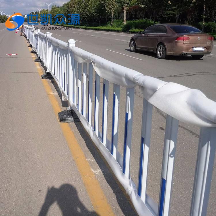 道路护栏隔离栏公路防撞锌钢护栏施工交通安全防护栏西安厂家直销