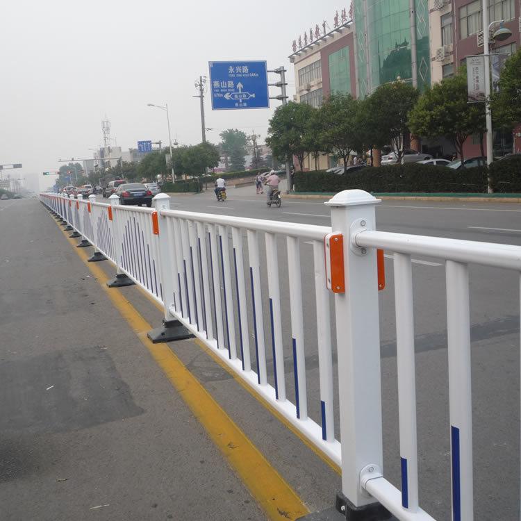 道路护栏隔离栏防护栏锌钢护栏公路交通安全设施防撞护栏西安