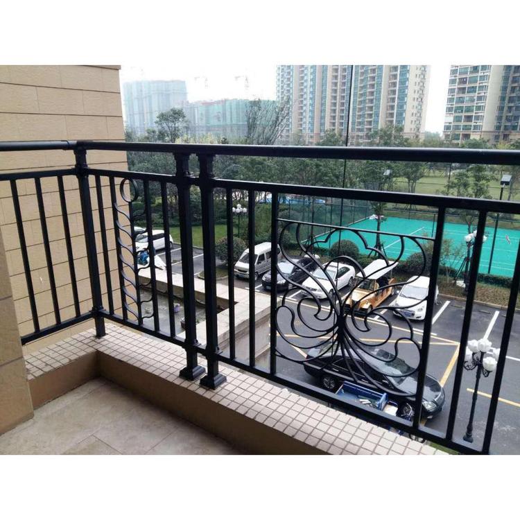 云南昆明 道路护栏网  中间隔离栅  锌钢护栏网 大量现货