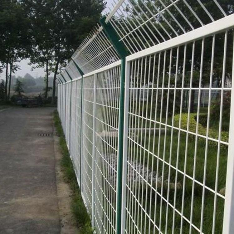 四川铁丝围栏网价格-成都桃形柱护栏网--操场护栏网优质厂家