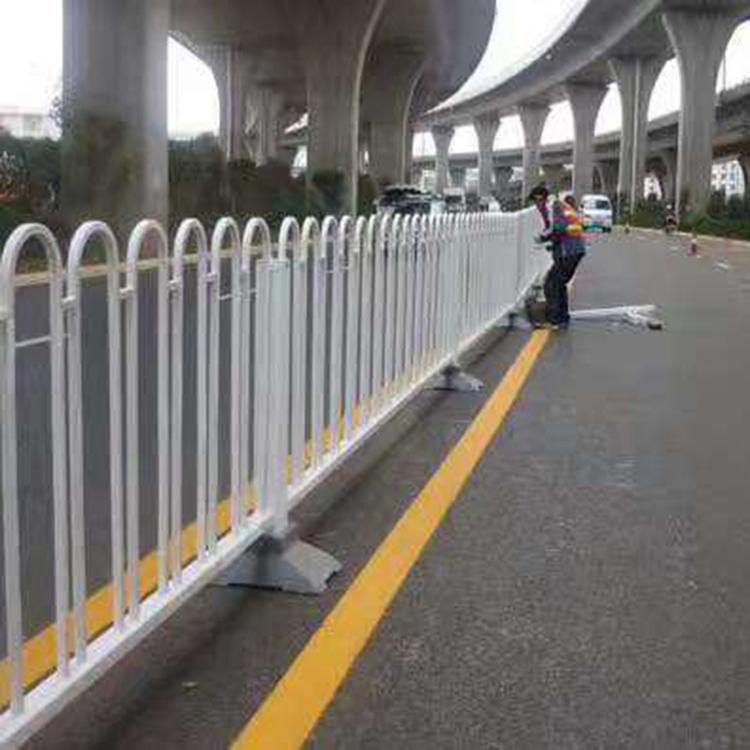 云南昆明厂家生产市政护栏 道路交通安全隔离栏 人行道路隔离栏