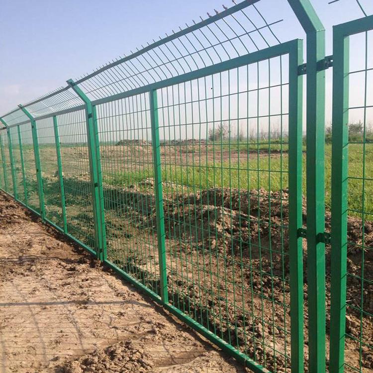 云南昆明厂家生产绿色铁丝框架护栏网高速公路隔离边框护栏铁路边框护栏网