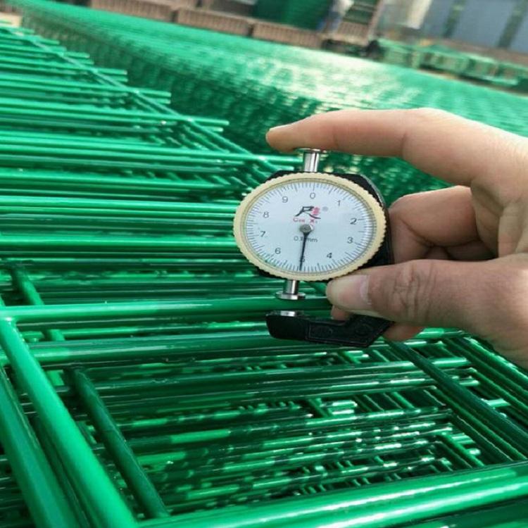 机场防攀爬型护栏网监狱机场刀片安全防护三折弯钢丝围栏网Y型柱飞机场护栏网