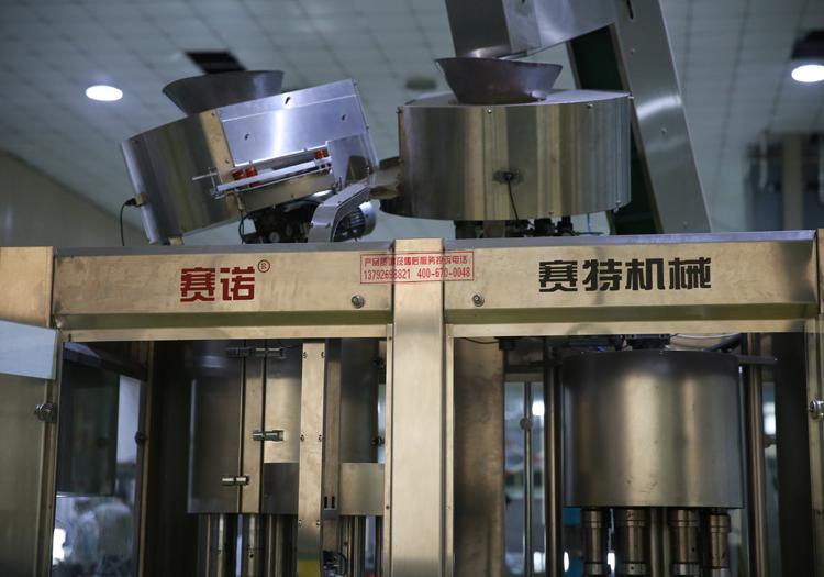 自动消毒液酒精灌装机   500ml消毒液灌装机   全自动消毒液灌装生产线专业生产厂家