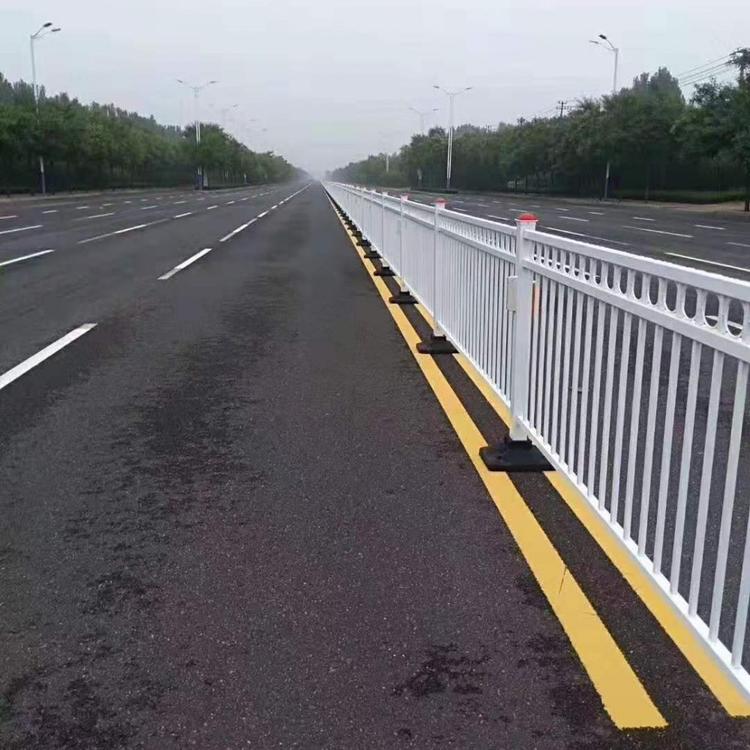 定制锌钢道路护栏_建筑工地施工安全锌钢防护栏_临边护栏_现货黄黑移动护栏