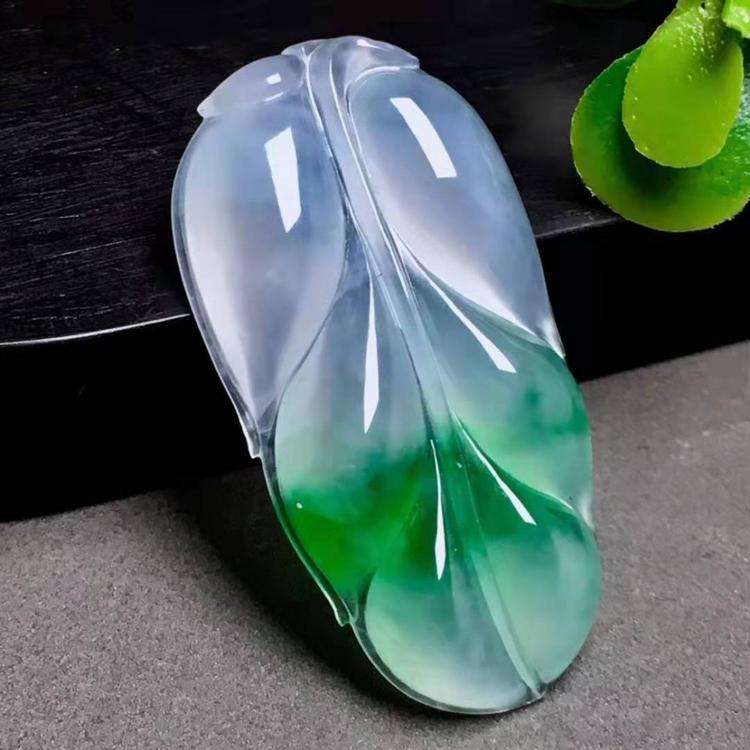 翡翠吊坠    金枝玉叶  A级翡翠  高冰飘翠吊坠   好点的翡翠吊坠