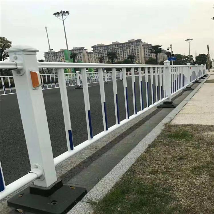 热镀锌钢市政护栏_道路隔离交通护栏_公路中央人行道隔离栅栏