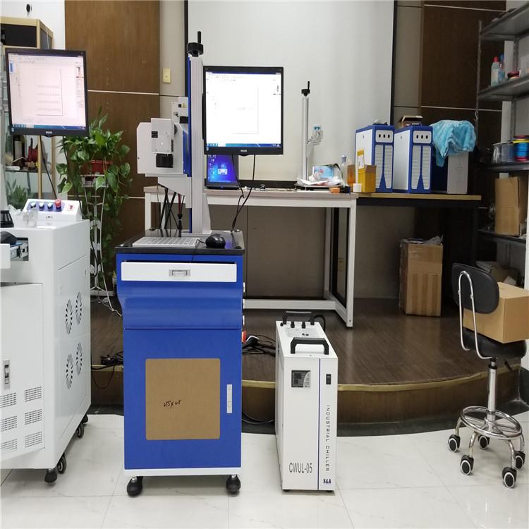 厂家热销亿强品牌20w30w五金玻璃不锈钢皮革芯片 铭牌塑料光纤激光打孔机