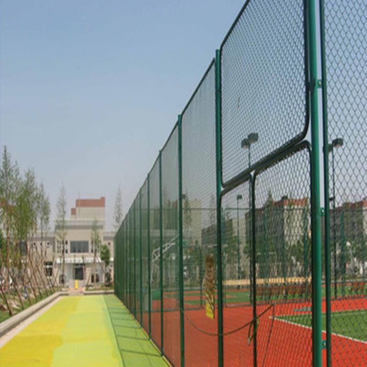 供应学校不锈钢篮球场防护栏网定制园区操场勾花网篮球场围栏网